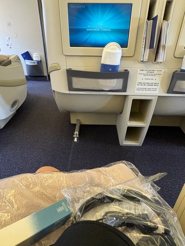 大韓773的Prestige Sleeper，可以看到筆者腿上各種東西無處安放。。。