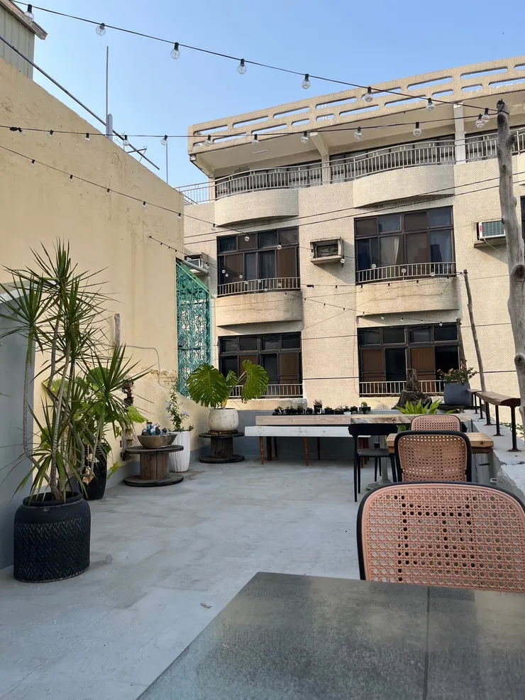 陽台上也有多組座位區