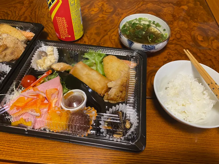 宿舍代訂的便當主要是配菜，宿舍有提供免費的白飯。湯是我們自己帶的乾燥湯包，維他命飲料是在誠實商店買的飲品