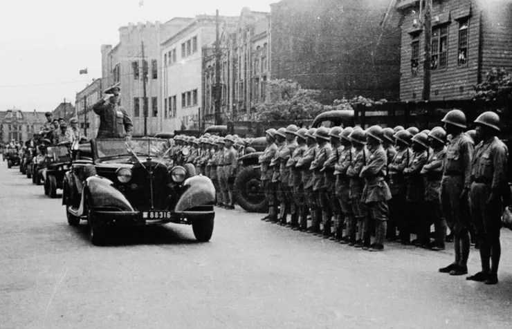 1949年1至12月間,蔣介石以親信將領陳誠出任台灣省政府主席,安排國府遷合,圖為是年10月10日,陳誠以台灣省政府主席身份在雙十國慶典濃上閱兵。