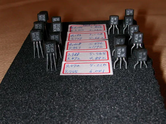 2SK30A 與 2SK40 排排站，缺了的那幾顆正在戰場服役