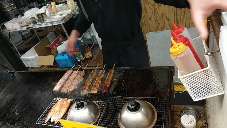 專騙觀光客-假黑毛和牛串燒+蟹肉棒