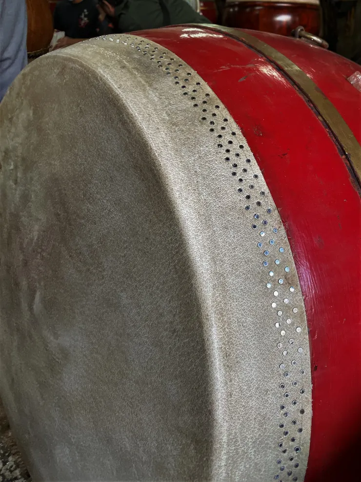 整齊打上固定釘之後，再把皮邊裁切掉。有些會刻意保留皮邊做裝飾。