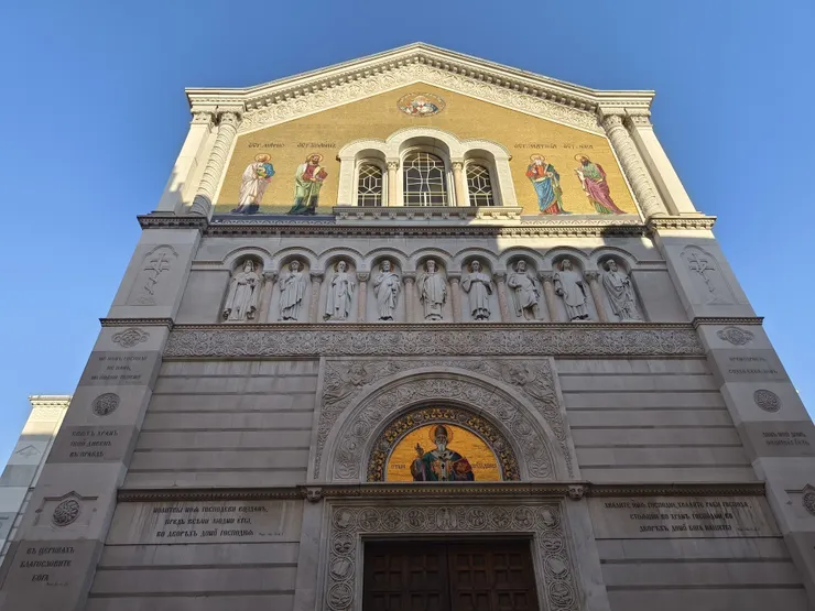 馬賽克裝飾外牆及精細的雕塑