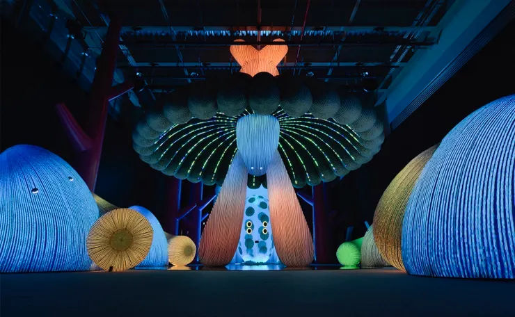 位於誠品生活新店三樓的實驗劇場，開幕邀請到澳洲ENESS科技藝術團隊，帶來亞洲首次藝術特展「AI靈感大師：澳洲3D光影觸動樂園」。挑高12米設計，穿梭奇幻光影變化之中，結合視覺、觸覺、聽覺三大感官的藝術體驗。 靈感大師＋沉睡山靈＋森之舞者＋太陽神4大角色登場，引領一場朝聖之旅。（圖片版權＝ ENESS，誠品生活提供）