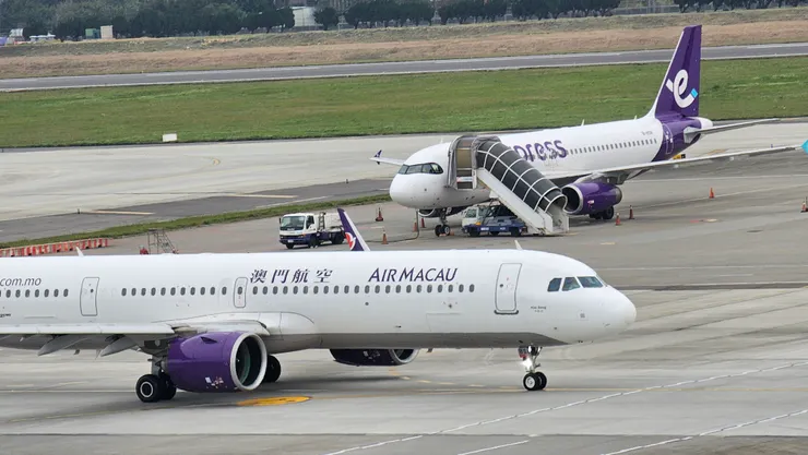 澳門航空的塗裝居然和後面的香港快運航空新塗裝撞色!這真是太有趣了!