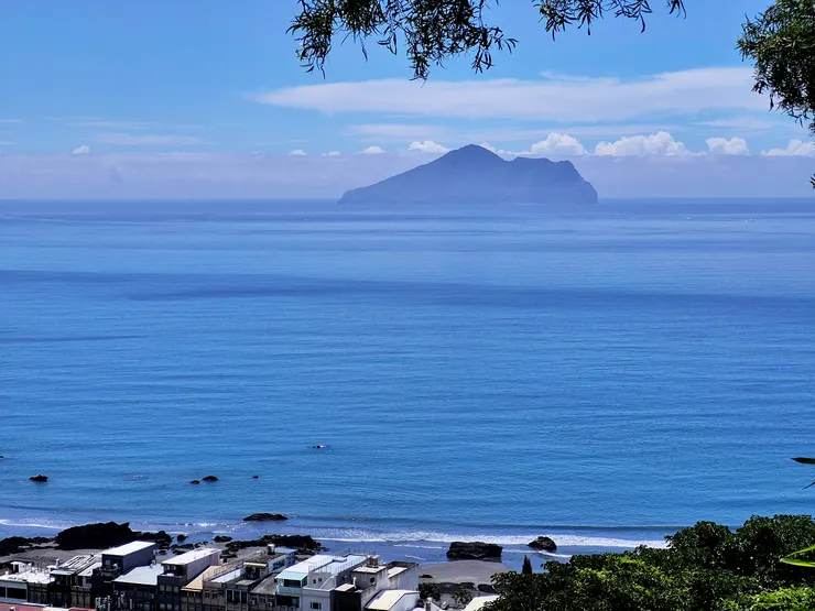海水正藍，龜山島清析可見，預見今日朗朗晴天