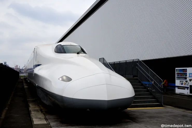 過去為了展示退役的N700系電車，屋外陳列的117系電車只有一輛先頭車被留下來，其餘車輛均遭到解體