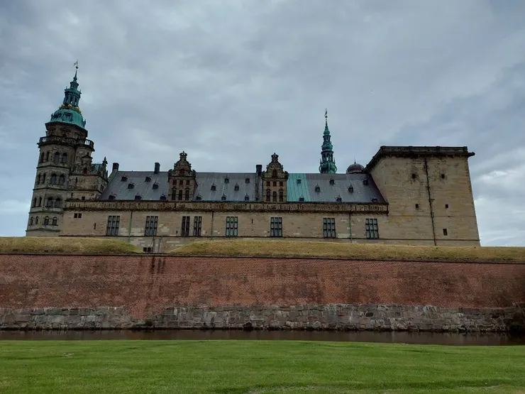 堅實的圍牆還有著護城河的保護