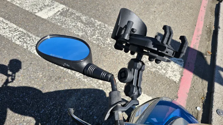 我左邊的後照鏡從根部整個斷裂!這下只好整組換新的!慘!又要花大錢了!薪水沒多少!