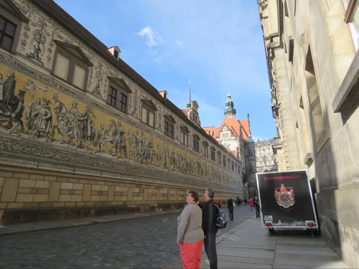 德勒斯登王宮旁的王侯出巡圖磁壁畫