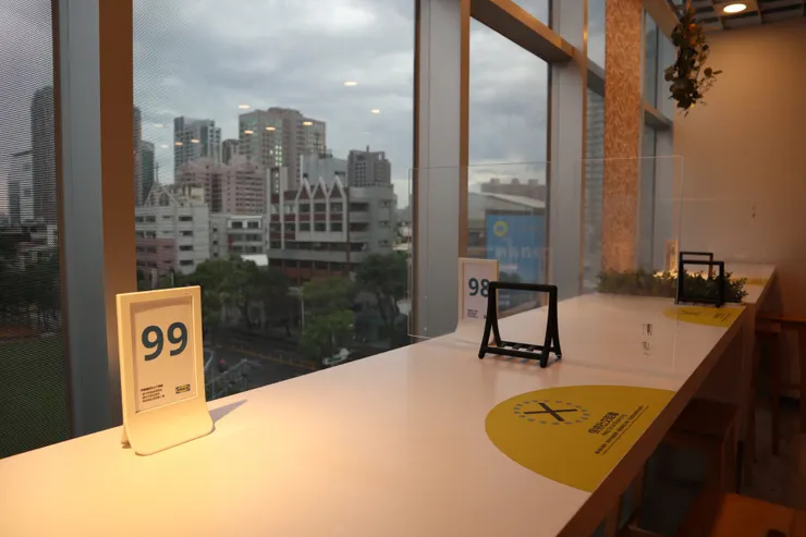 在餐廳內用時常入座的靠窗吧台