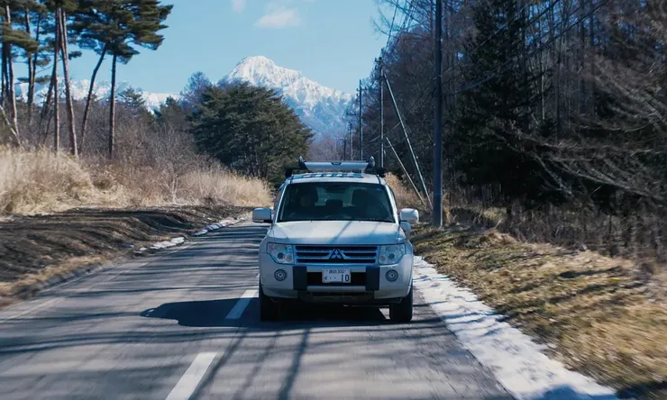 濱口龍介擅長利用車廂空間作為人們在都市中的喘息空間，平穩的速度，漸入心扉的話題，繼《Drive my Car》後再一次在車上展現詩意的文本。