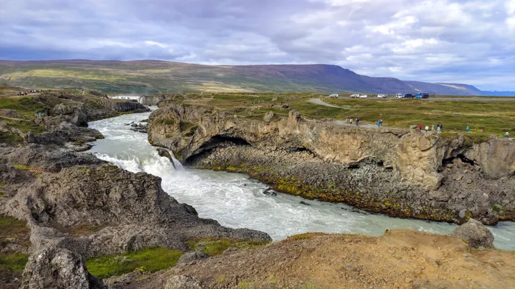 遠方是眾神瀑布,大水急促地流過。
