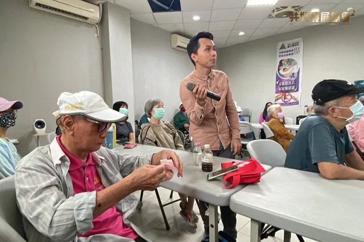 圖 / 貢丸講師用淺顯幽默的方式與銀髮族現場互動，讓爺爺奶奶們開心學習，也展現財商教育跨世代的溫度與力量