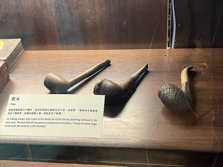 煙斗是林先生的標準配備