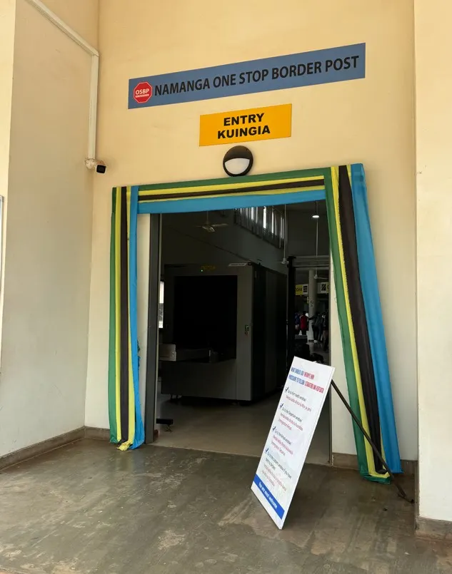 邊境入口，照片左手邊的就是X光機，這裡有內外都有一間廁所，裡面的在出口的右方，外面的在入口處的右方