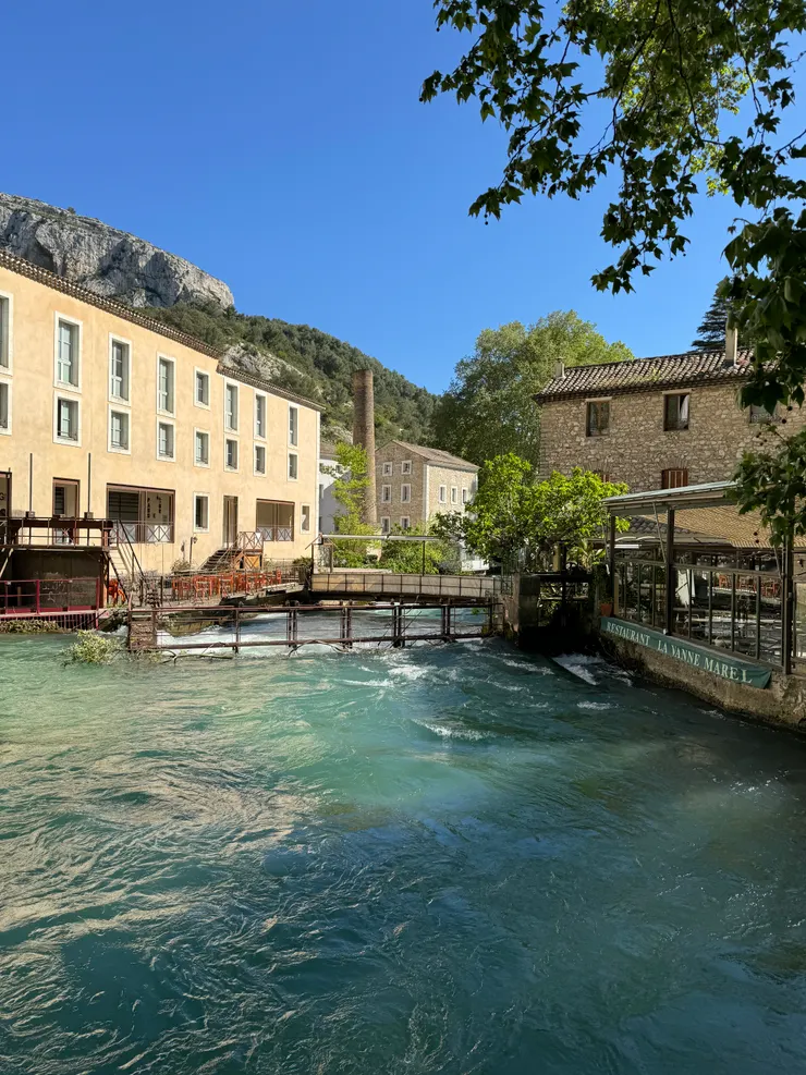 潺潺的河流，的確很碧綠