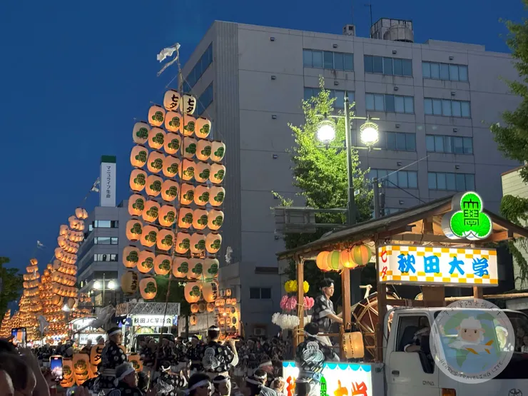 一字排開的竿燈非常壯觀