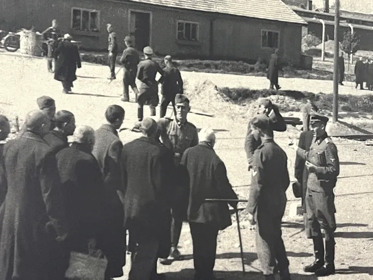 納粹軍官正在分類