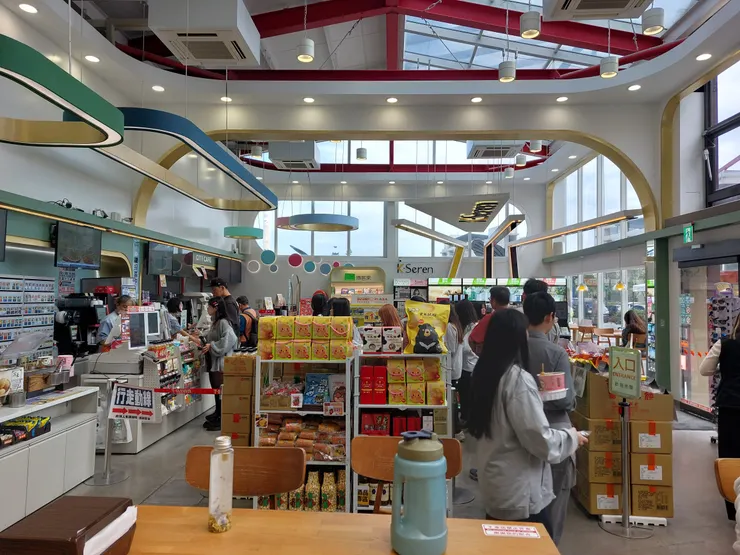 DAKA的7-11很忙 / 資料來源:林鴻鈞@並木居