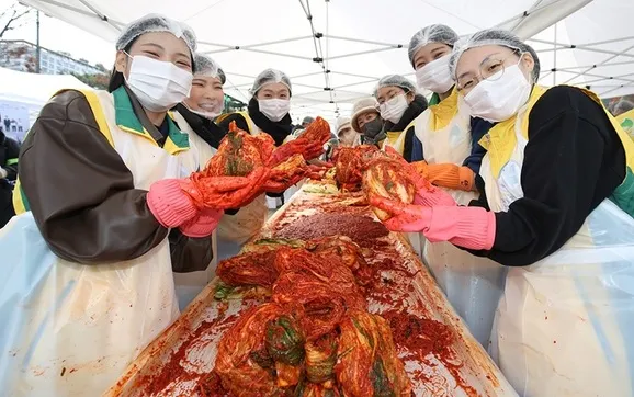 11月29日，位於韓國水原市廳前奧林匹克公園，新天地約翰枝派第116期結業生與聖徒進行辛奇製作活動。