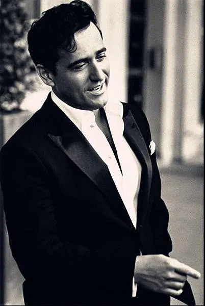 可以把阿曼尼西裝穿的這麼帥的男人我只承認Carlos（小子認證蓋章）