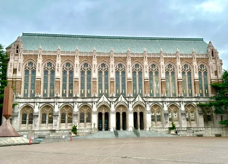 西雅圖華盛頓大學裡最有名的Suzzallo Library,總是吸引著許多觀光客來此朝聖。(圖 by Vina)