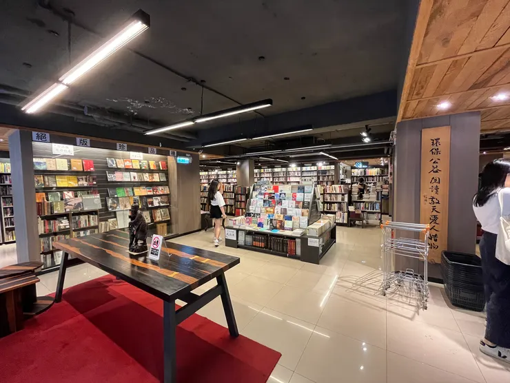 茉莉二手書店內部寬敞明亮，給人放鬆的感覺。