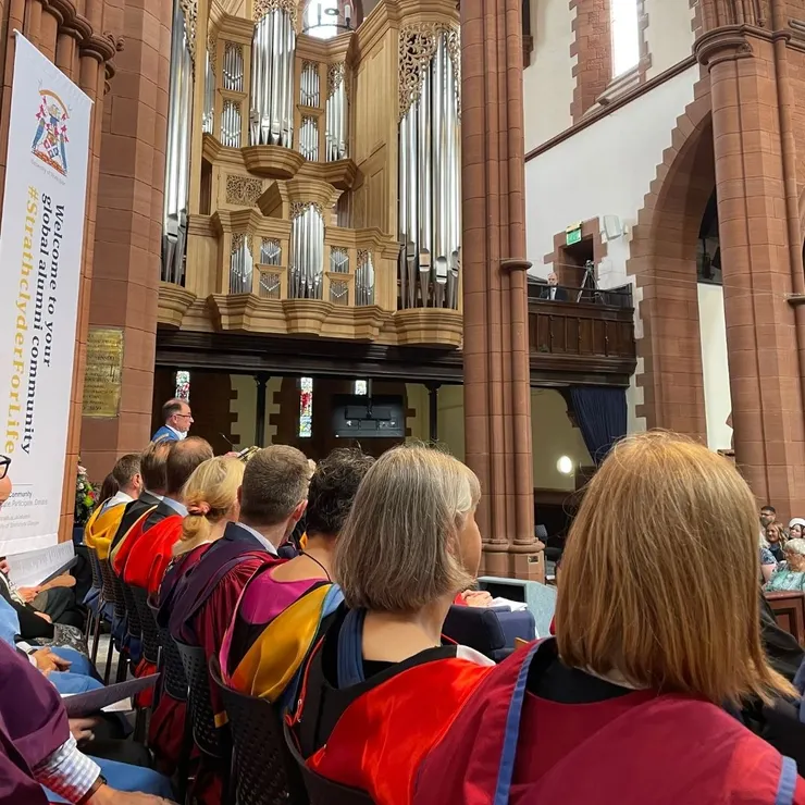 與其他受邀嘉賓一起上臺入座。