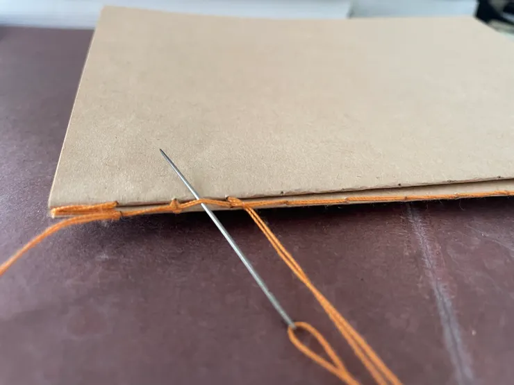 然後再從第一台洞口左邊的縫線穿出來。