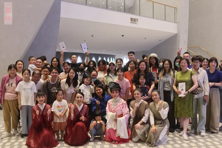 劇團與部份觀眾合照留念