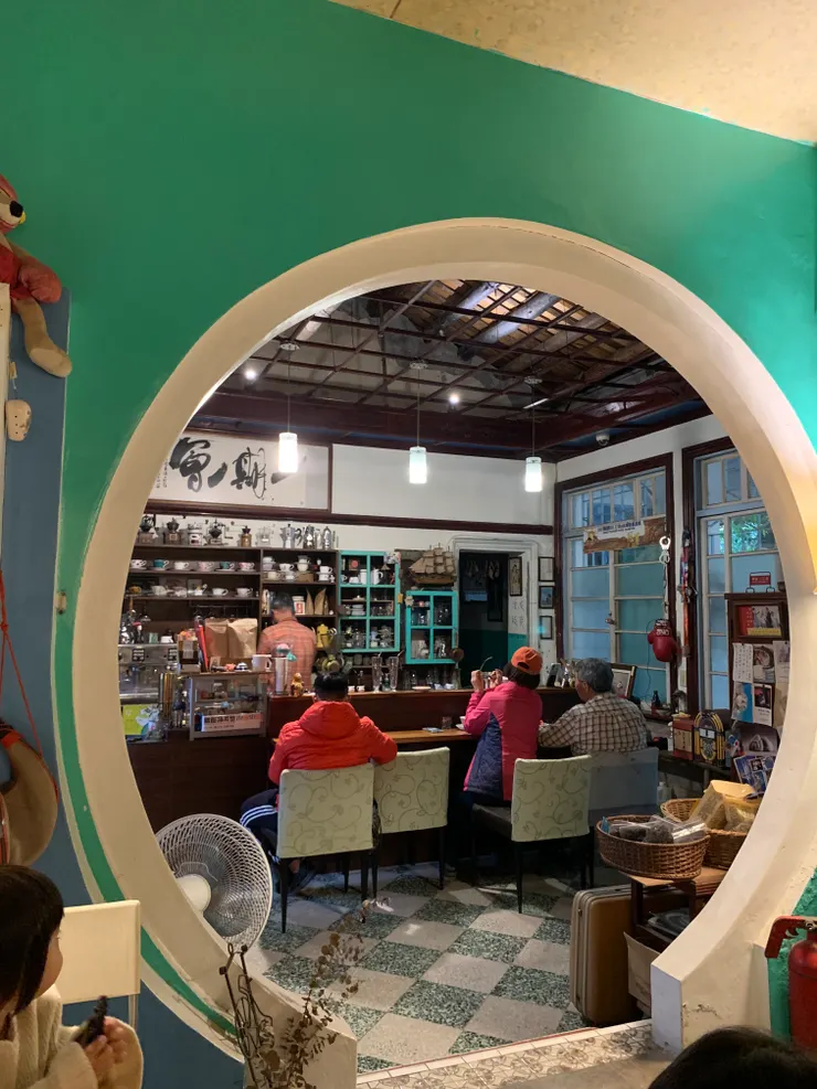 透過拱門看著老闆泡咖啡，非常奇特的視角