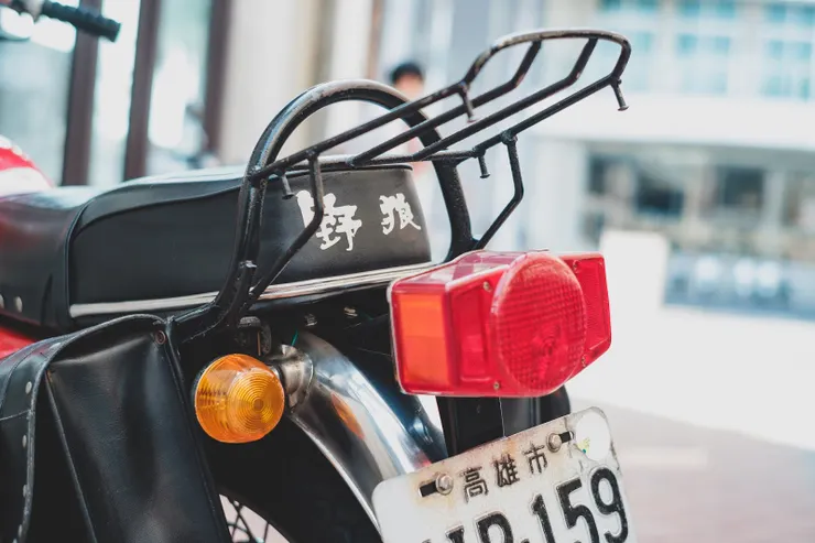 後方向燈固定於土除，並且非雙面