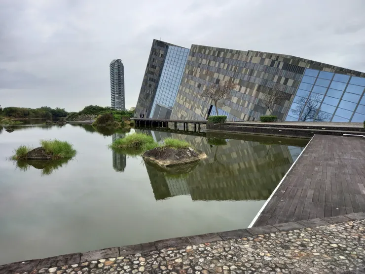 這是蘭陽博物館美麗的建築物水中倒影!