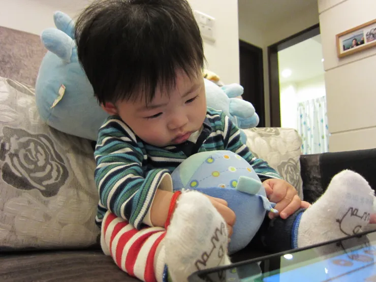 腦傷的孩子連要獨坐都不簡單。(八個月大的面無表情)