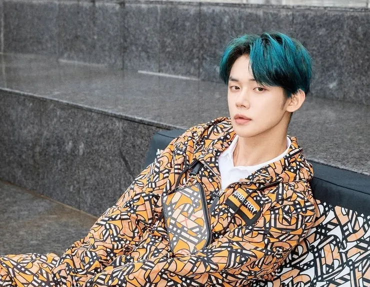圖說：TXT成員然竣曾以大膽的藍綠髮色驚豔粉絲，充滿力量的視覺深度，更為臉部線條增添一抹銳利感。（資料來源：IG－@yawnzzn）