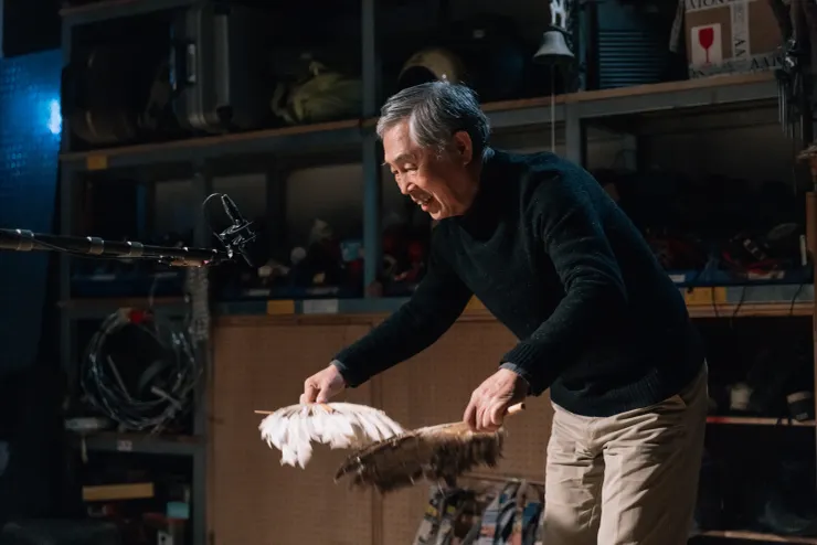 國際級電影聲音指導杜篤之《聲音設計》線上課程拍攝現場,正在示範「擬音」錄製/學籽文創提供