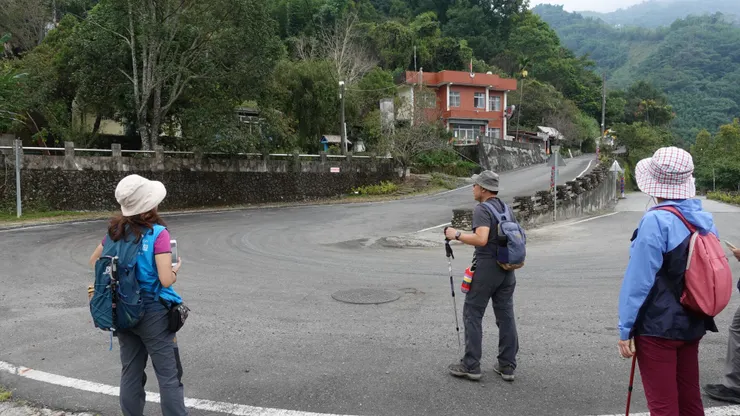 左邊里佳國小右邊里佳派出所