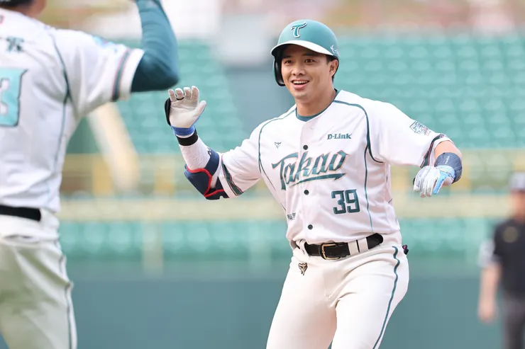 大家寄望吳念庭拿出「得點圈之鬼」的實力。(翻攝自台鋼雄鷹臉書)