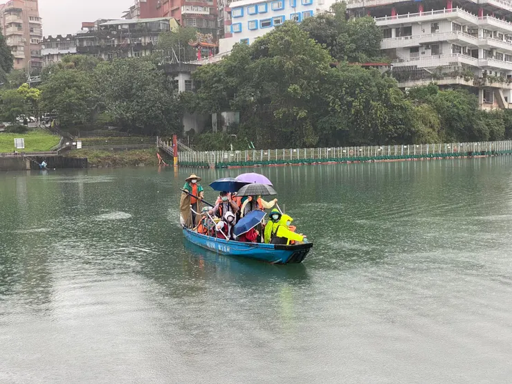 每艘可乘坐8至10人的新店渡。