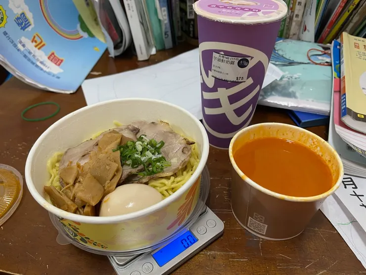 還加了杯芋頭鮮奶露，合起來是澱粉炸彈。