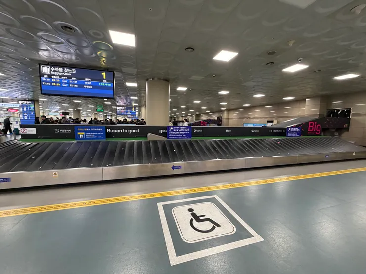 機場行李轉盤處的無障礙標誌［韓國釜山］