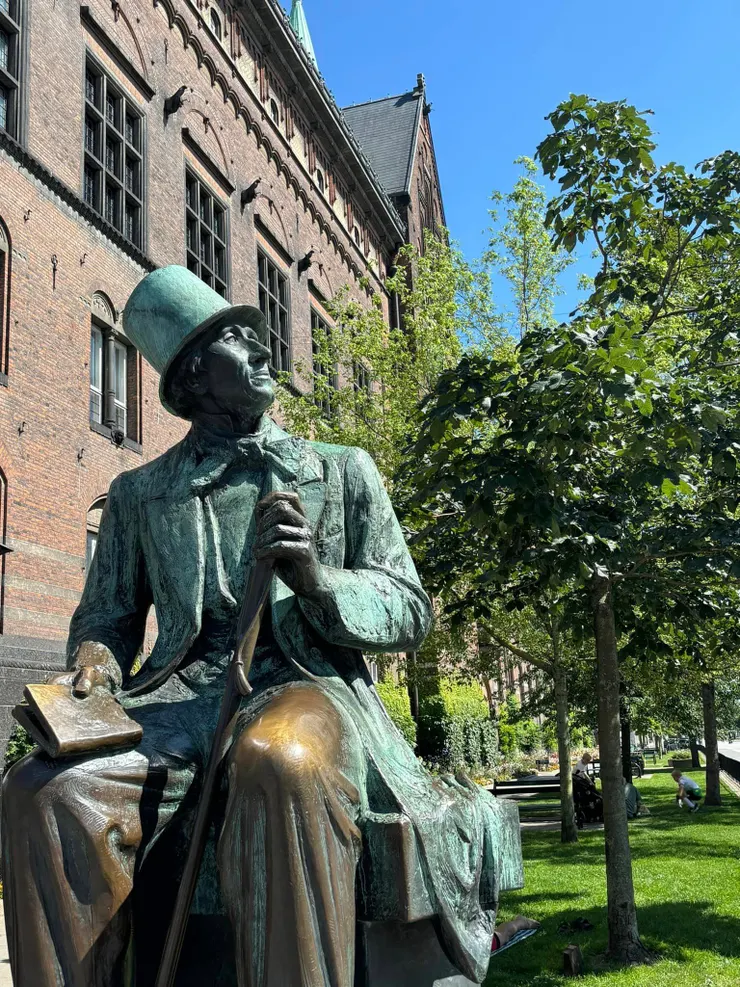 遊樂園對面有安徒生的雕像