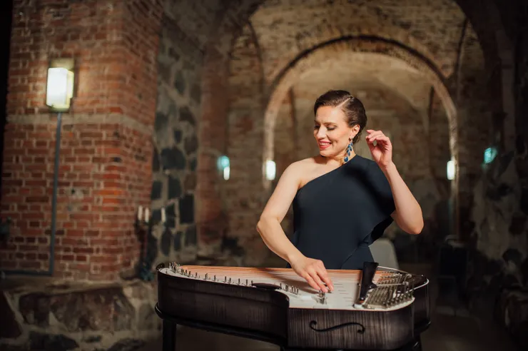 芬蘭岡德雷琴天后伊達．艾琳娜跨足傳統與流行，其迷人的轉音和演繹技巧，在音樂市場上有著非凡的療癒魅力。