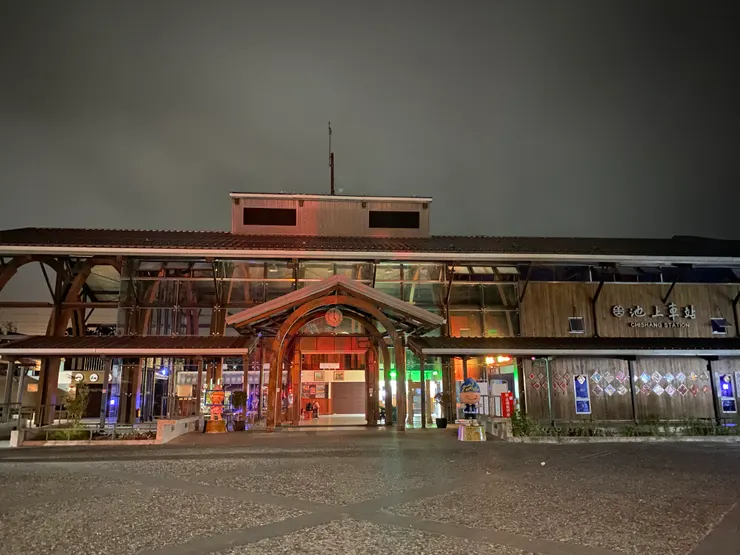 清晨五點前的池上車站