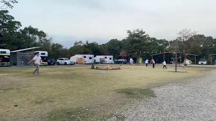 / 營地中間有塊很大的草皮 /