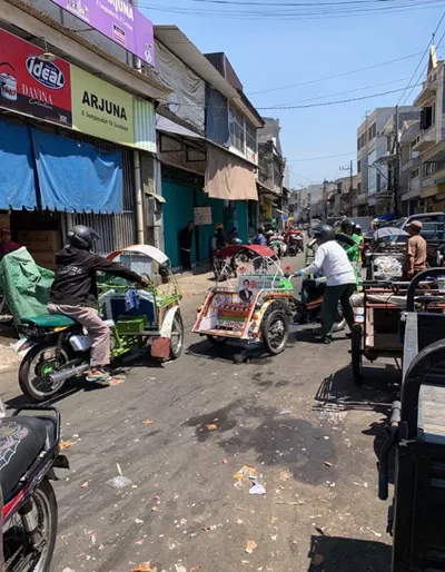 街道上的三輪車和手推車