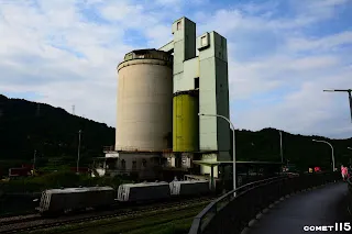 從自行車道上可以從高處觀察車輛調度情形