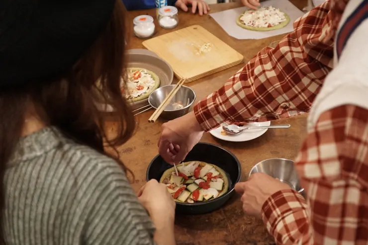 在綠色的茶餅皮上，鋪上起士跟配料